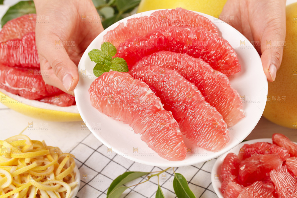 盘子里的红心柚子果肉