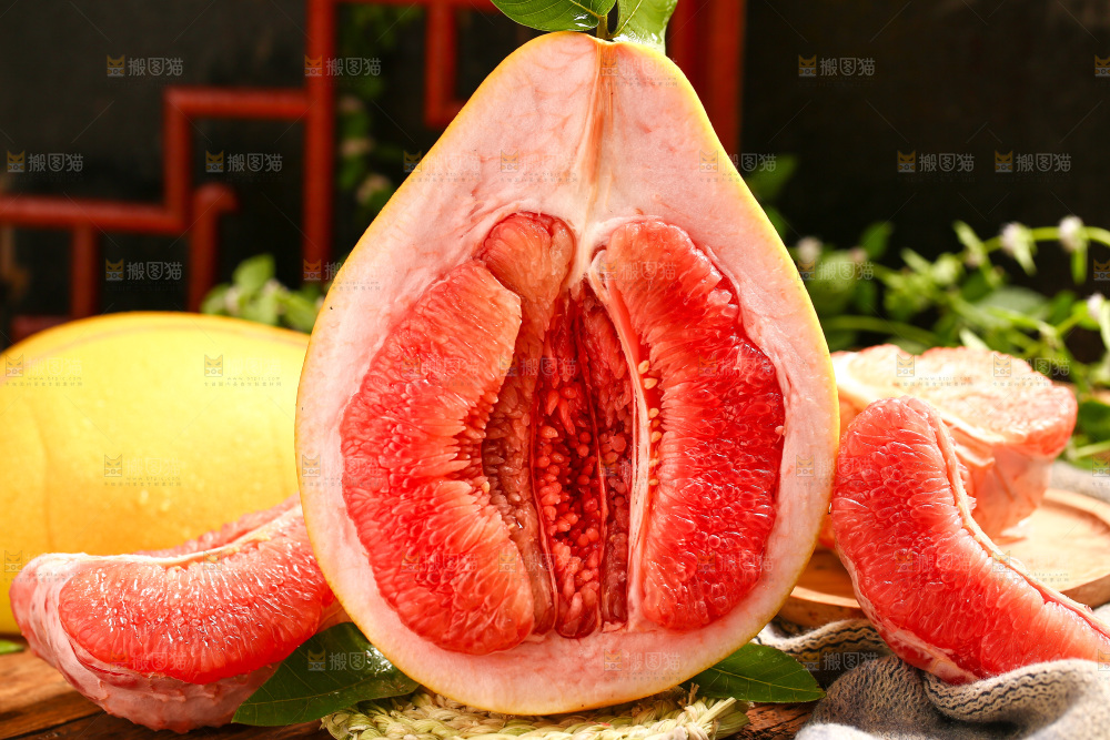 编织垫上放着红心柚子