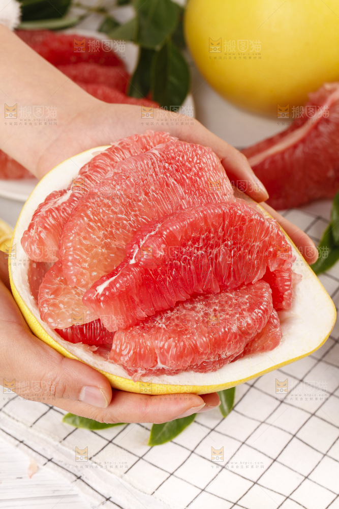 手上端着福建平和红肉蜜柚