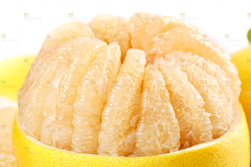 木板上的水晶蜜柚