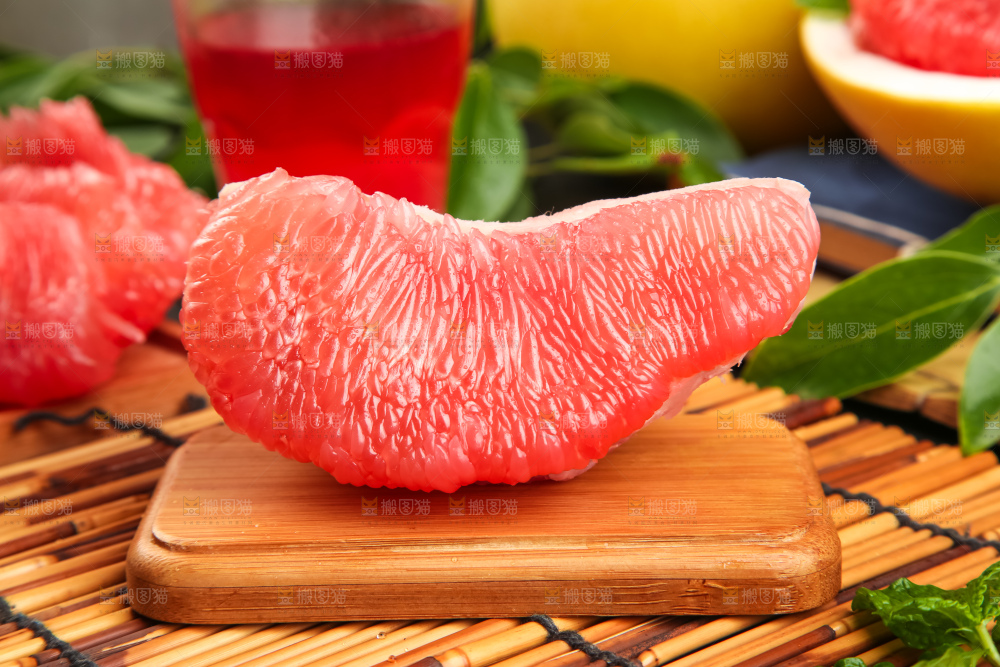 竹底上盘子里的红肉柚子