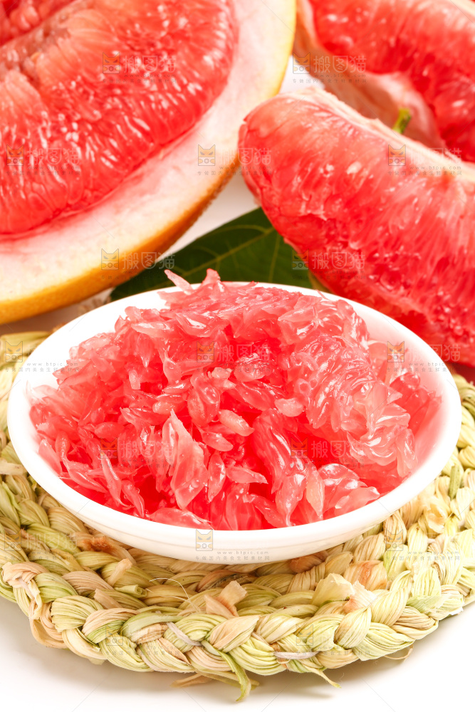 碟子里装着红心柚子的果肉