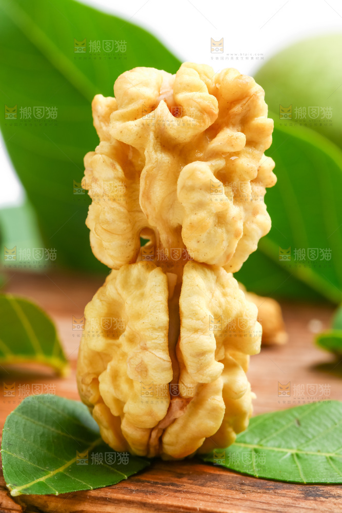木底上摆放着生核桃仁