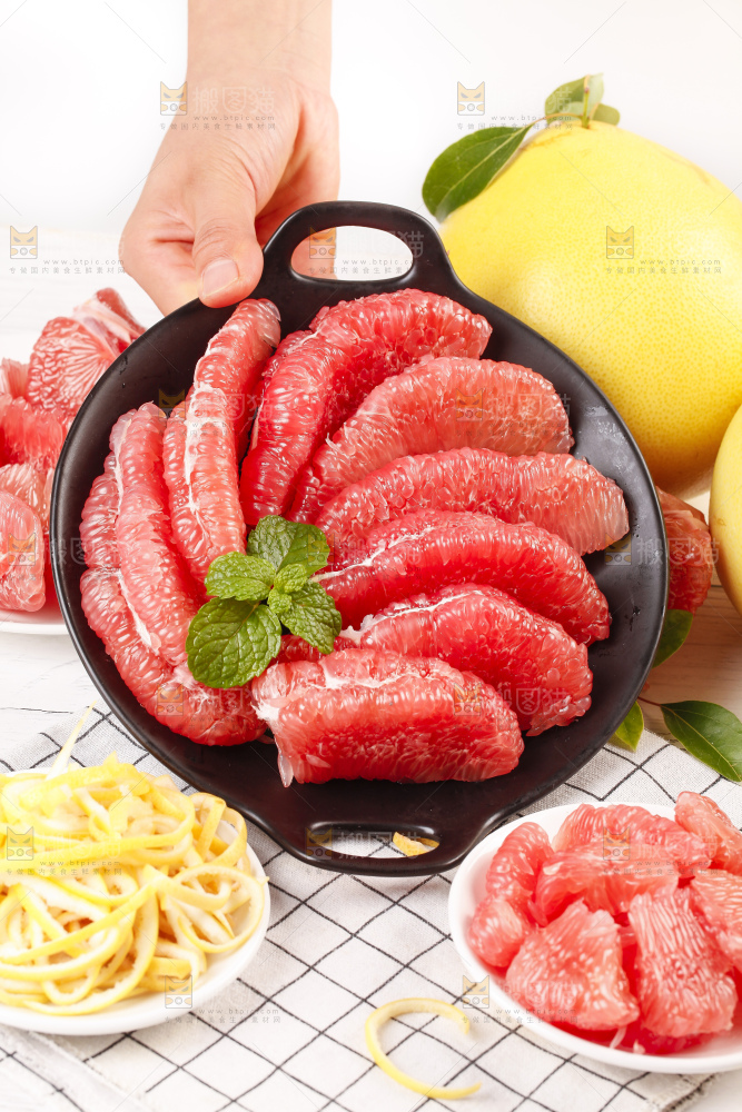 手上端着福建平和红肉蜜柚