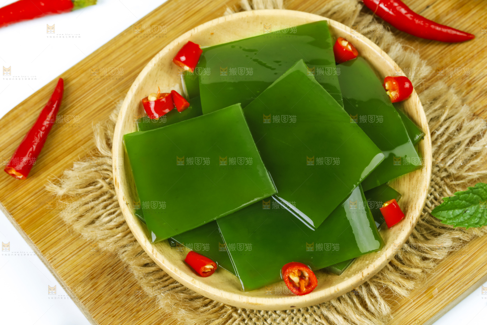 盘子里装着盐渍海带头