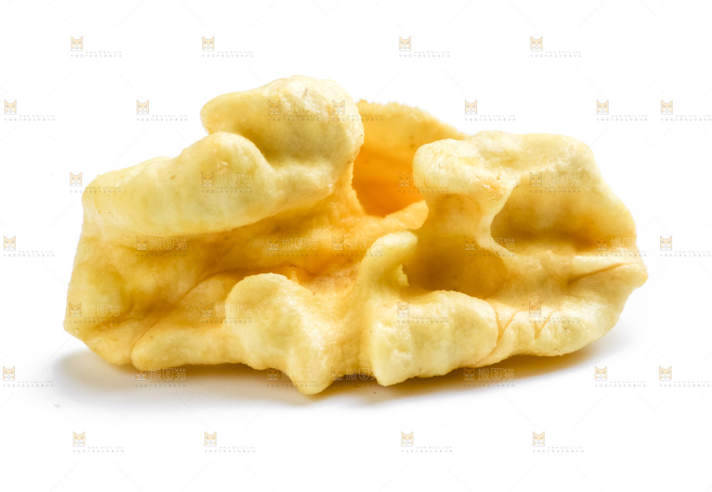 白底上摆放着新鲜核桃仁
