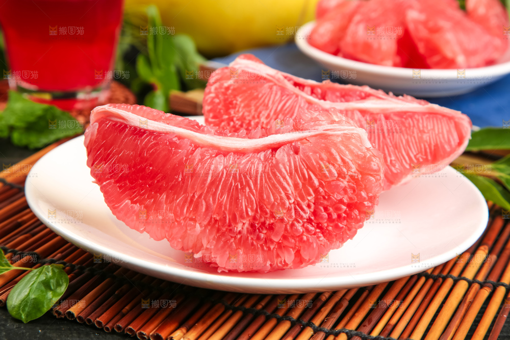 盘子里的红心蜜柚果肉
