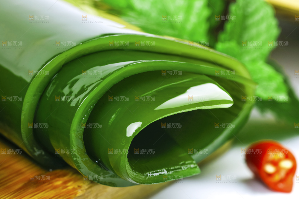 木板上放着新鲜海带