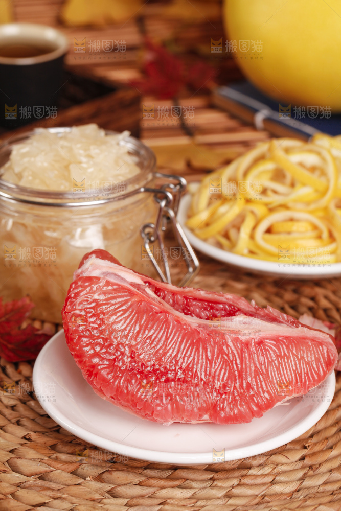 垫子上盘子里的红心柚子果肉