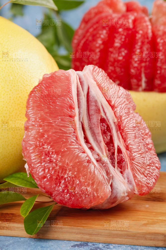 木板上的平和红肉蜜柚