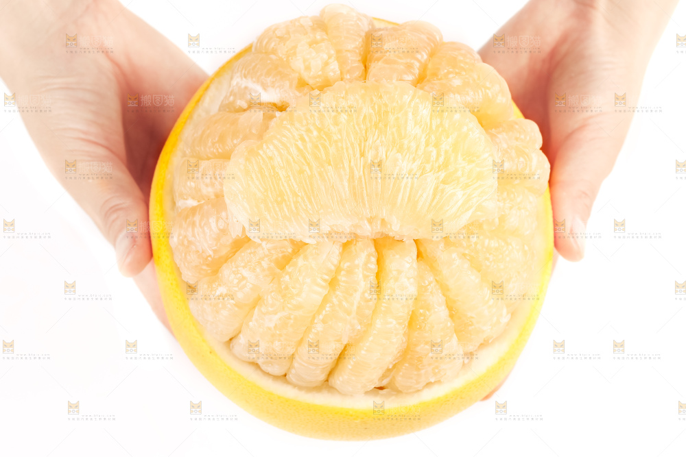 手上拿着白心蜜柚