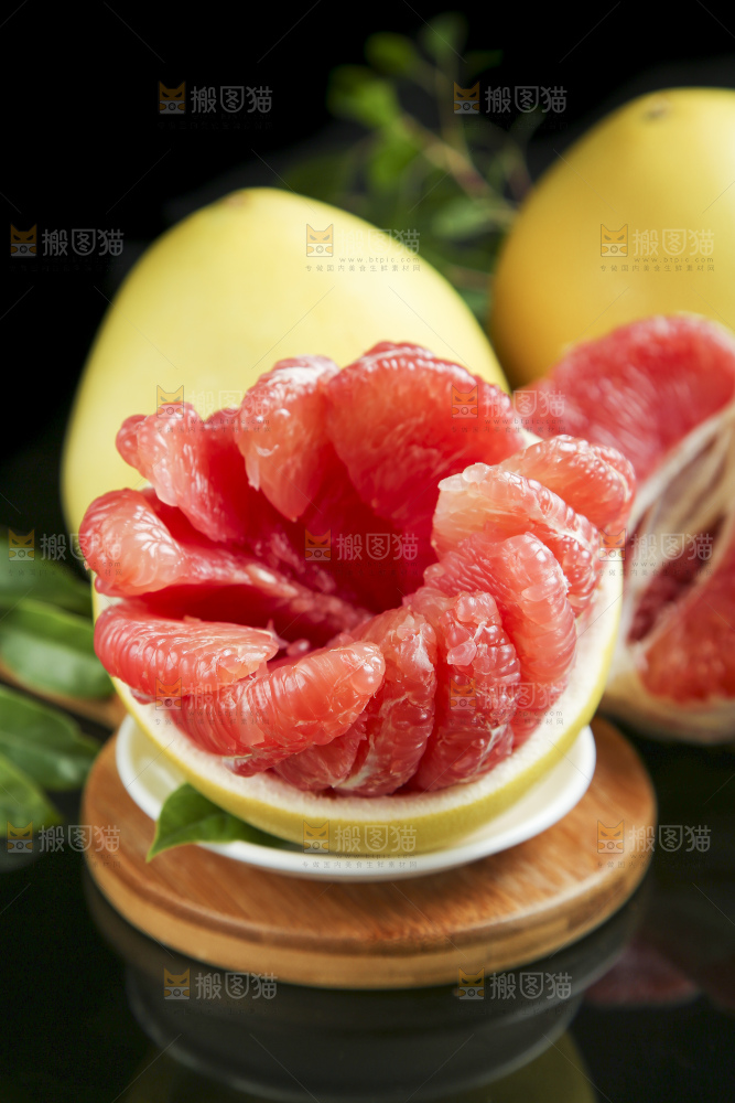 深底上的蜜柚