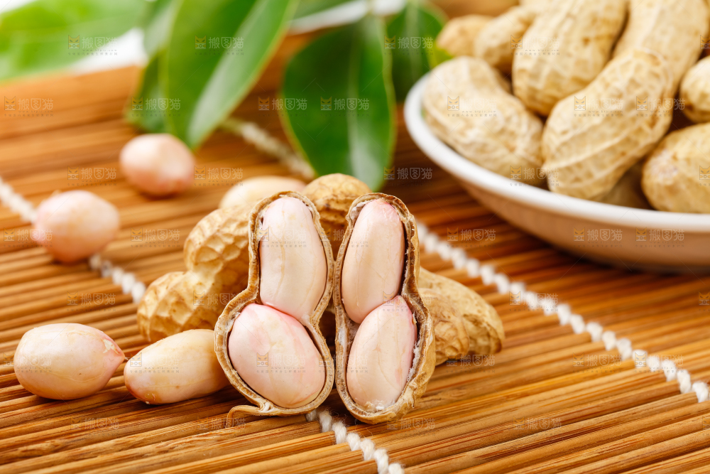 竹底上的新鲜花生