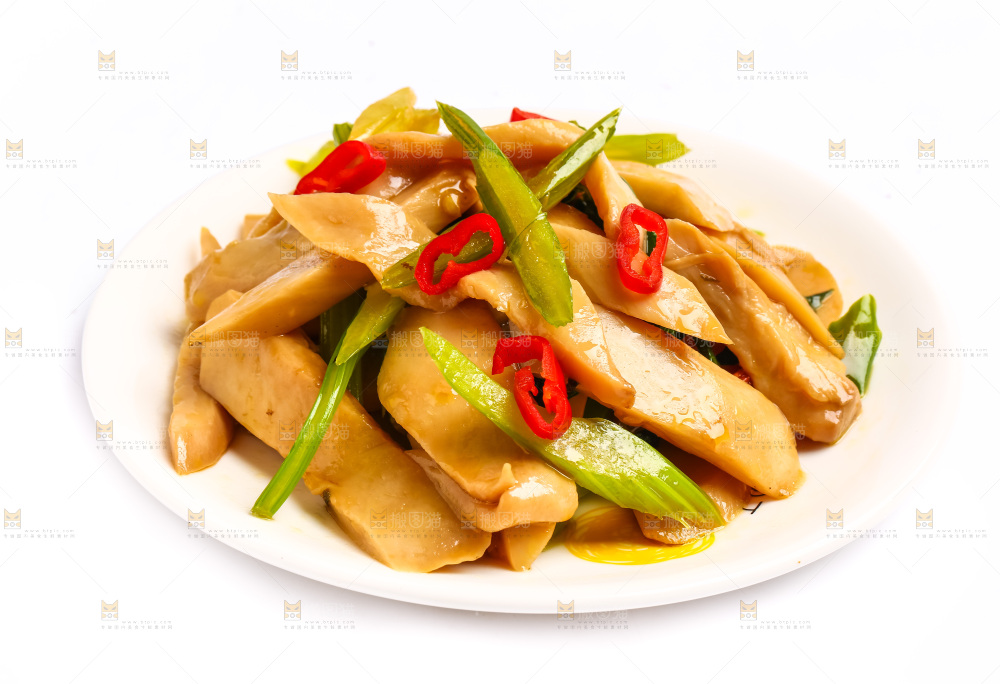 盘子里装着芹菜炒杏鲍菇