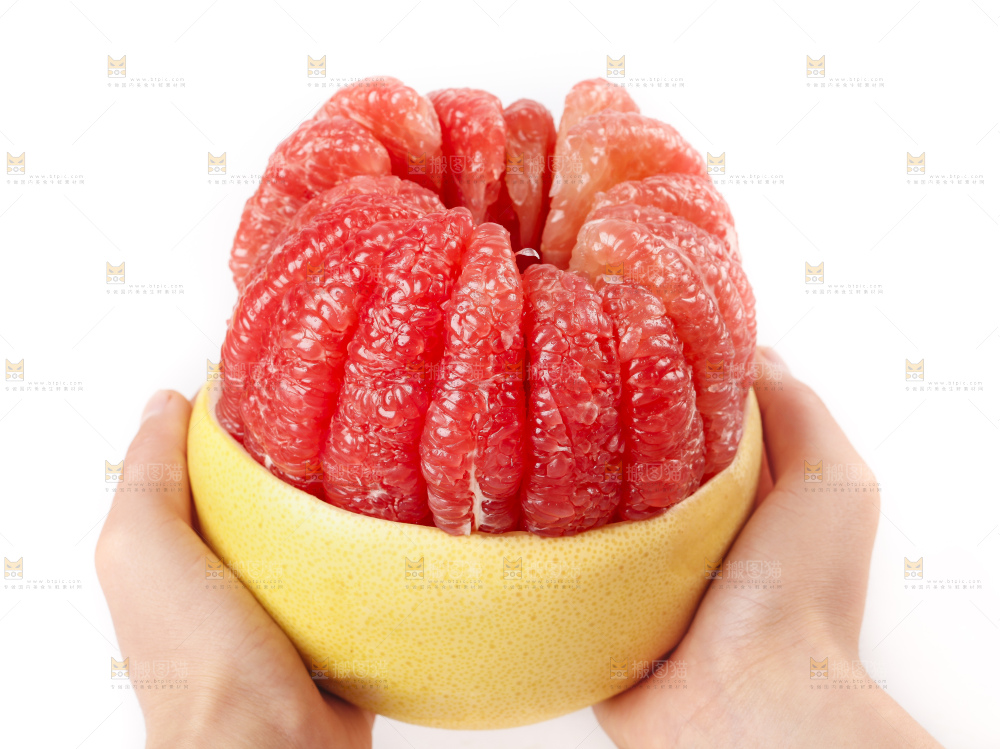 手上捧着红心柚