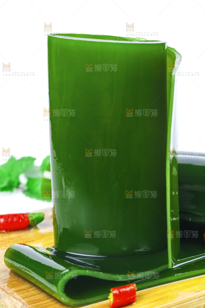 木板上放着新鲜海带