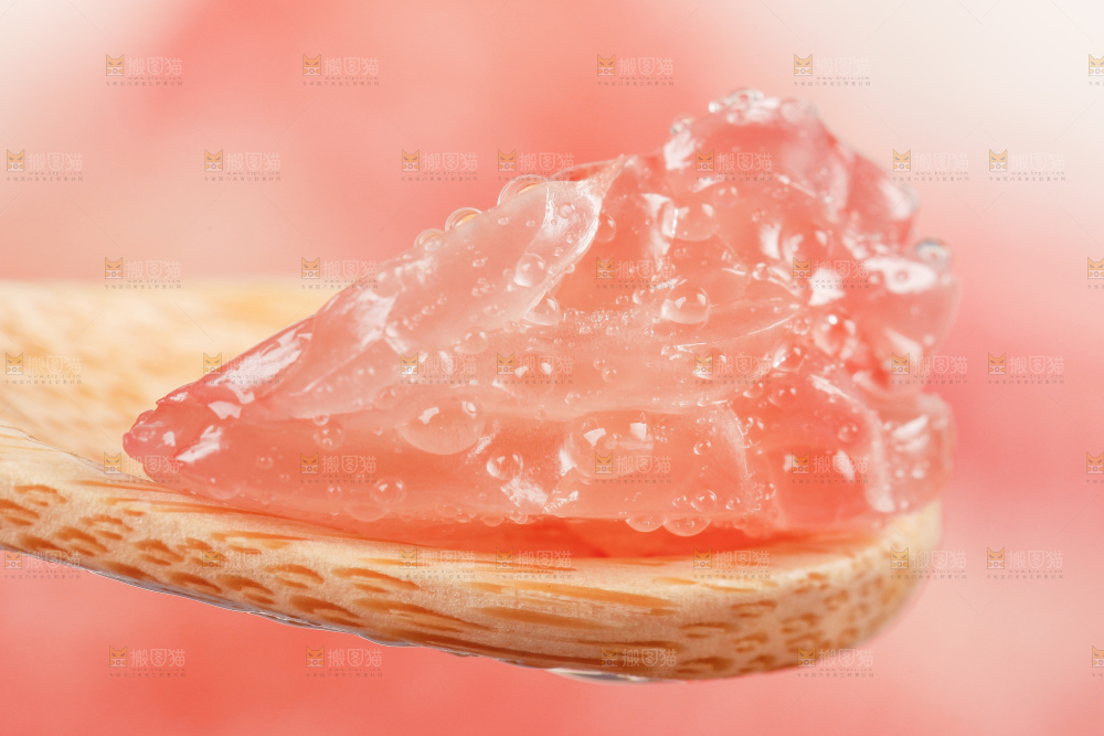 勺子上挖着红心柚果肉