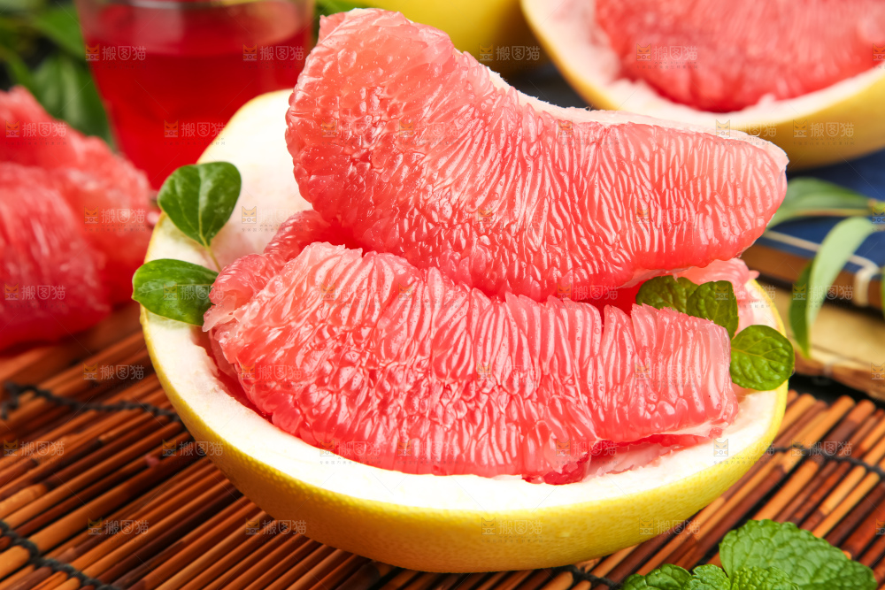 盘子里的红心蜜柚果肉