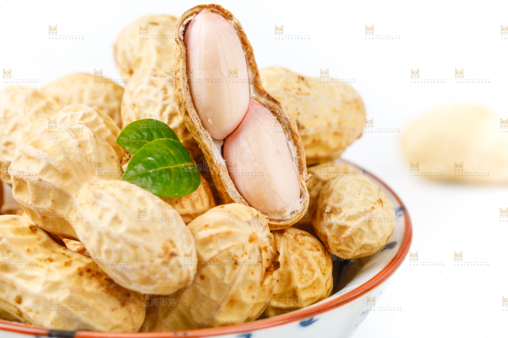白底上盘子里的生花生