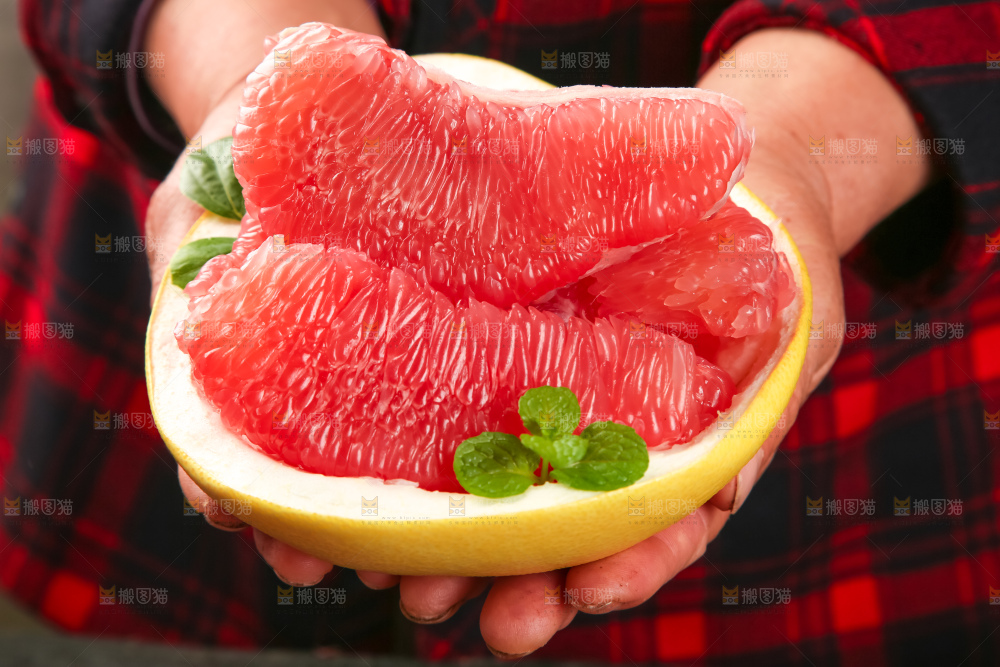 白底上放着红心蜜柚
