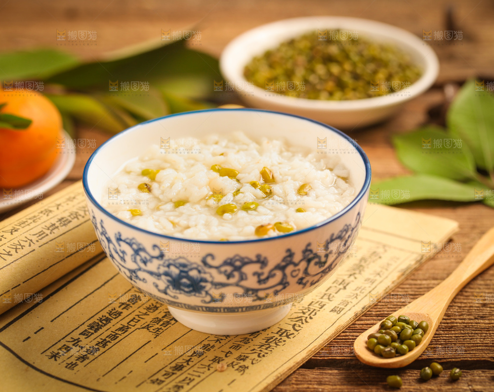 碗里装着绿豆粥