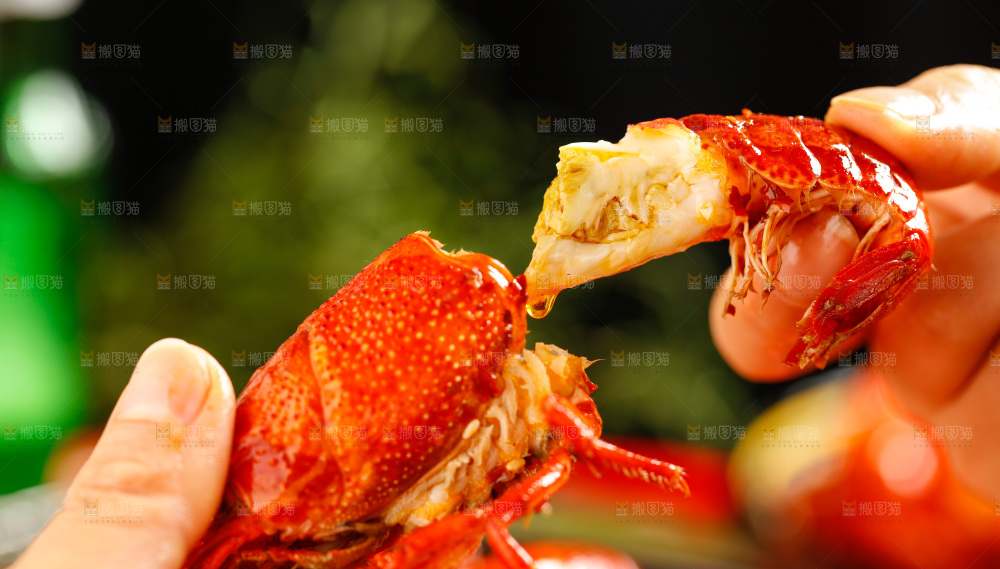 手里拿着小龙虾