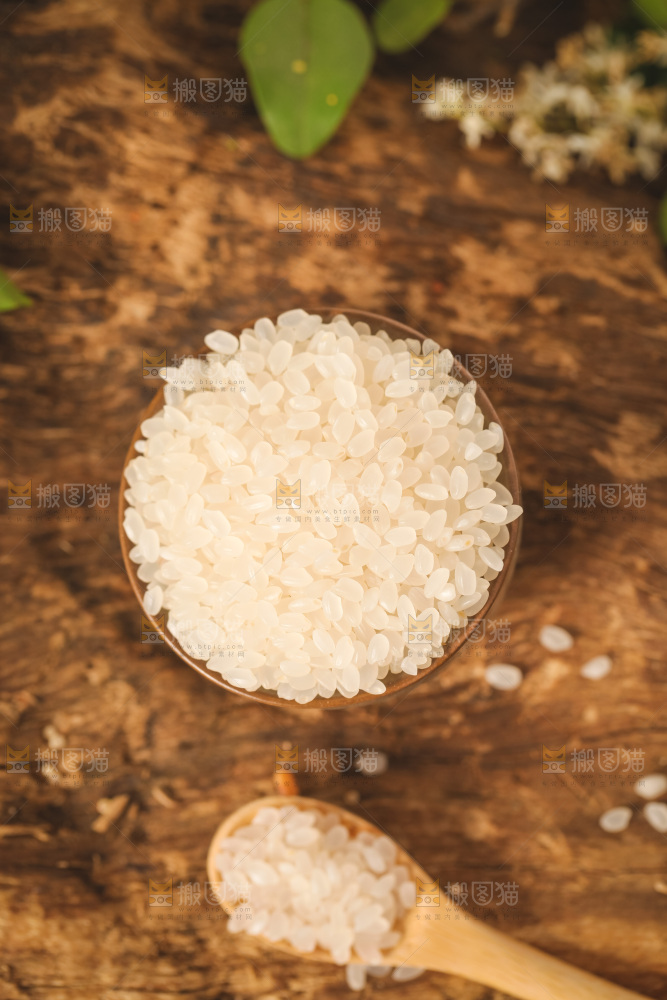 木板上放着一碗珍珠米