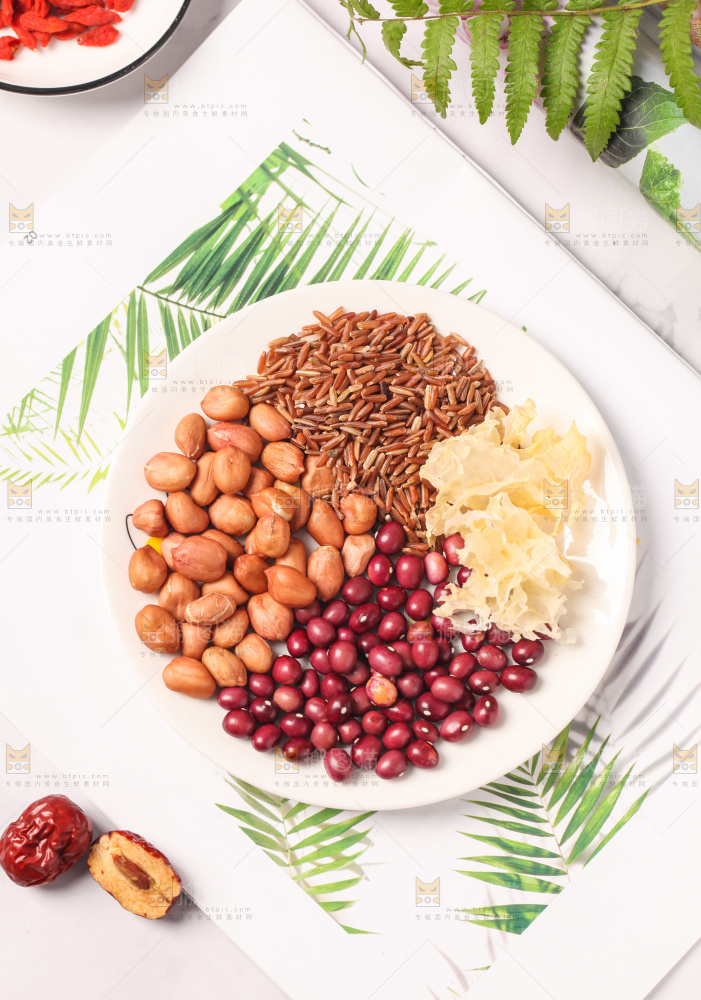 浅底上放着一盘五谷组合