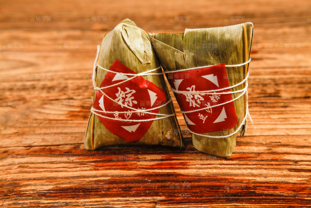 豆沙粽放在木底上