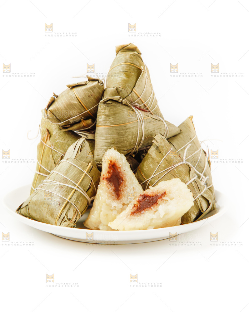 白底上放着一盘豆沙粽