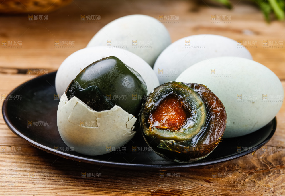 木底上放着松花皮蛋