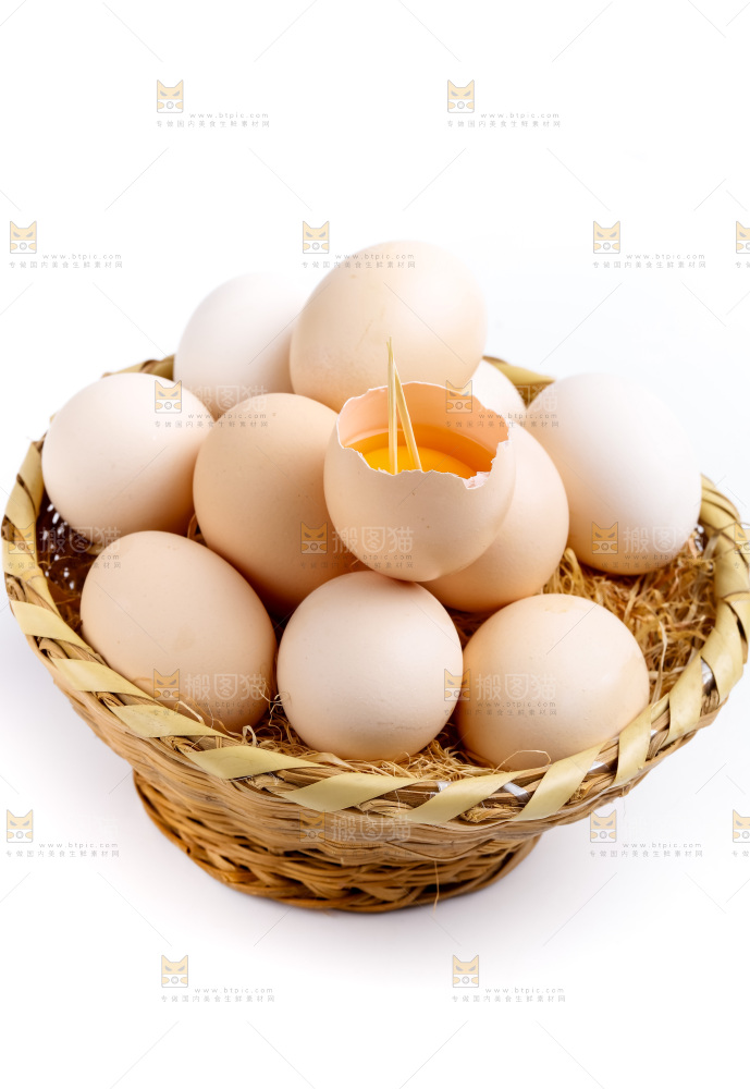 白底上放着散养鸡蛋
