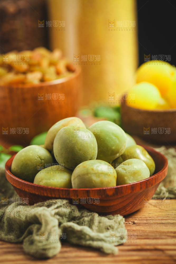 木板上放着一盘李子