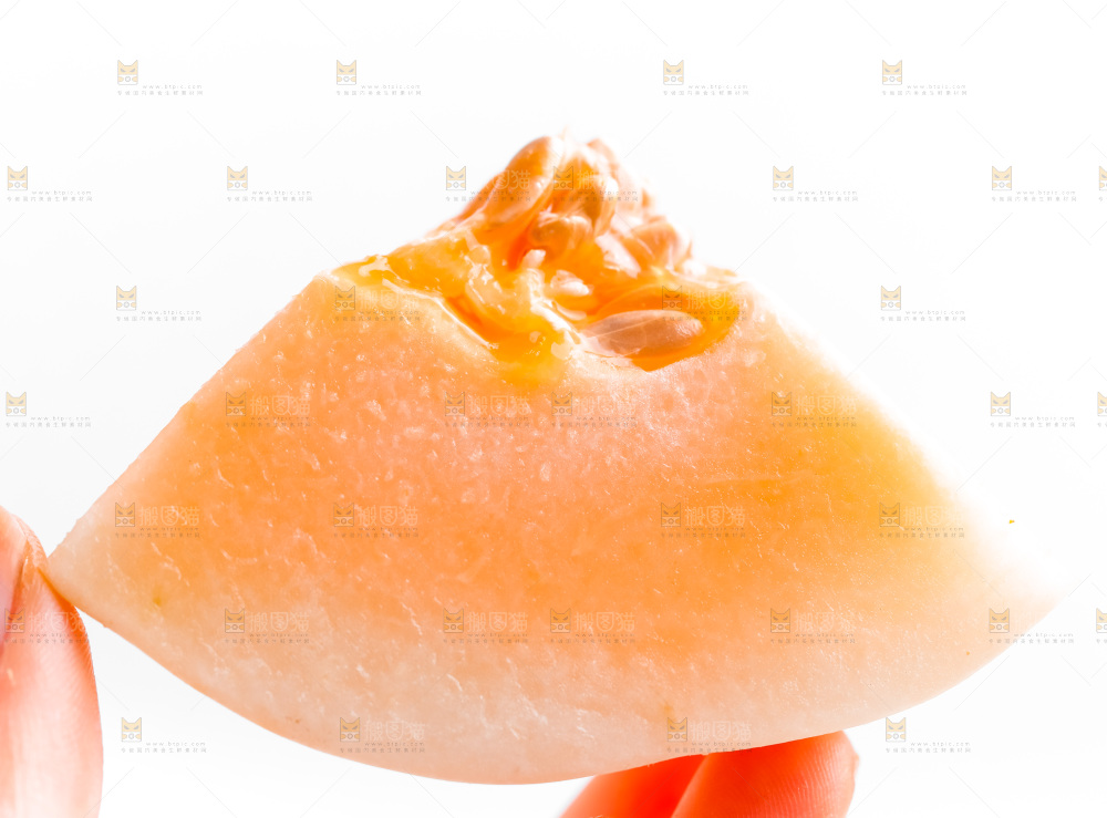 手拿新鲜蜜瓜