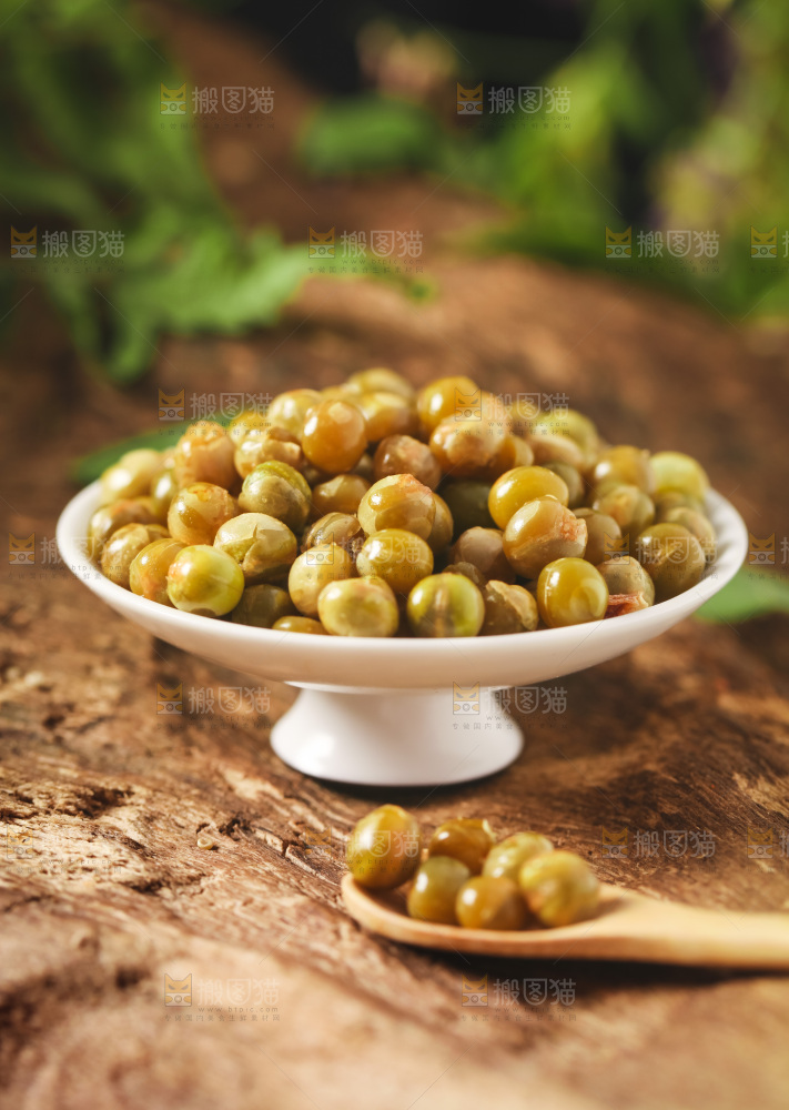 盘子里装着豌豆