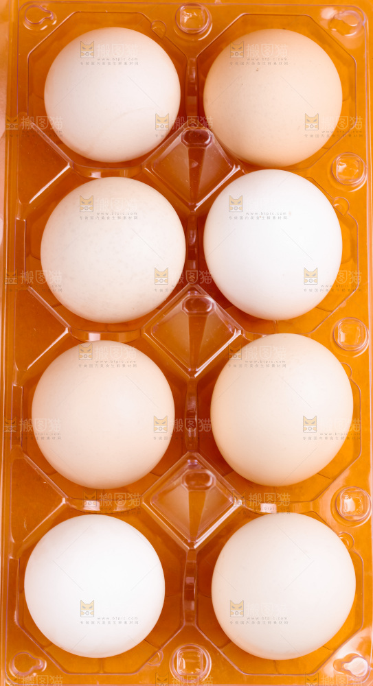 浅底上放着一盒散养鸡蛋