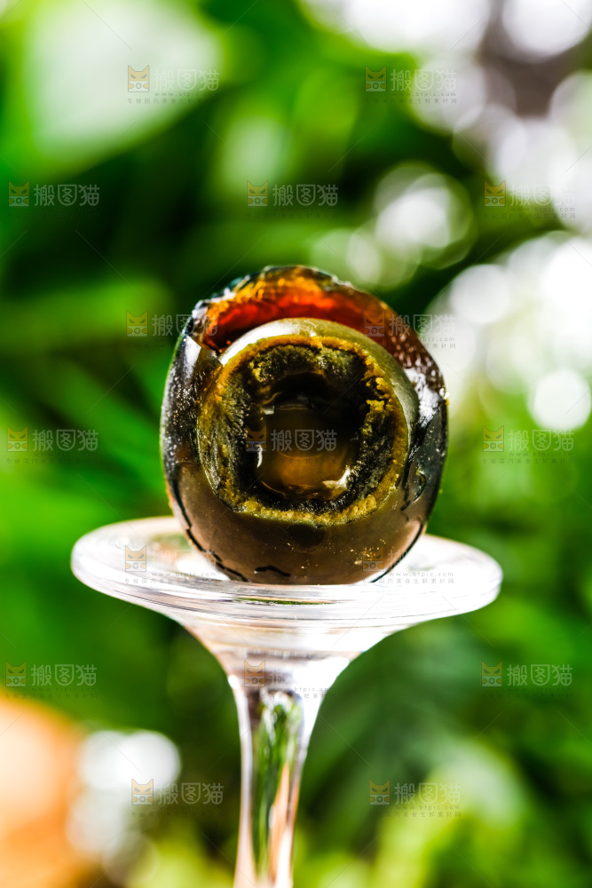 玻璃杯上放着松花蛋
