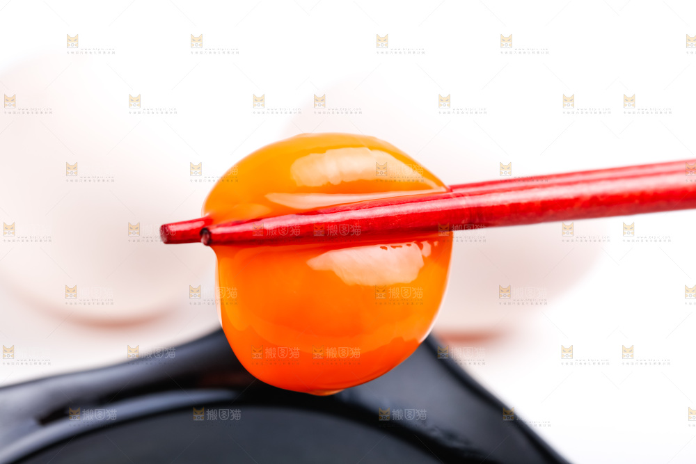 筷子夹着新鲜土鸡蛋