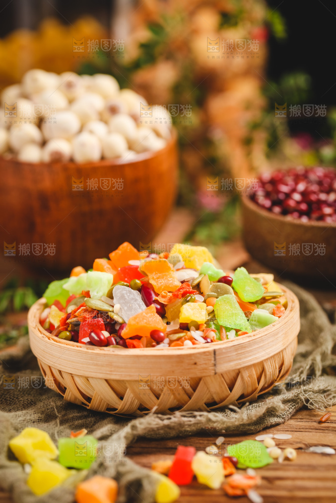 篮子里装着水果粥食材