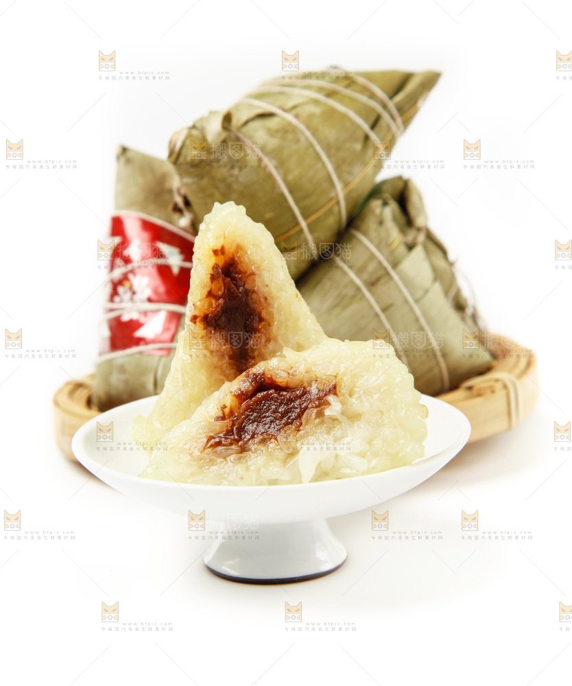 白底上放着豆沙粽子