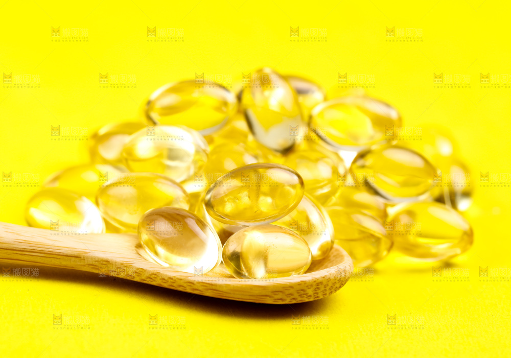 浅底上的鱼油胶囊