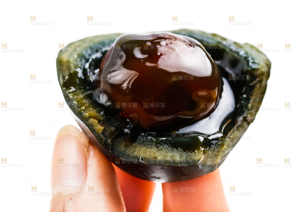 手里拿着皮鸭蛋