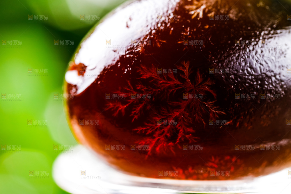 玻璃杯上放着松花蛋