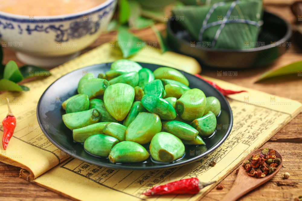 木底上放着一盘腊八蒜