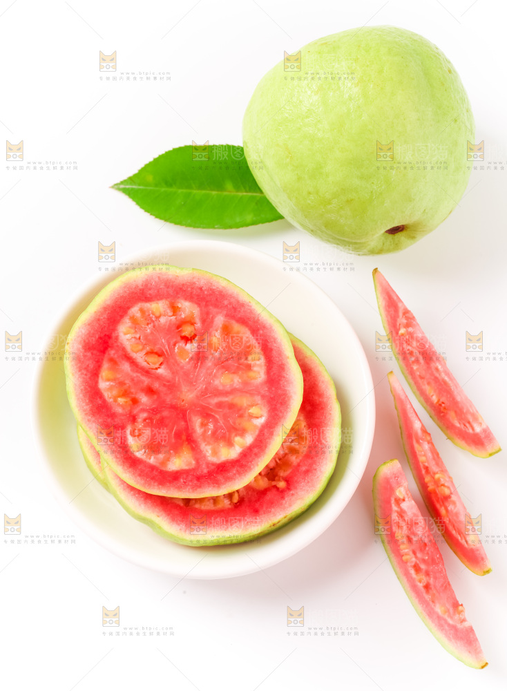 碟子里装着红心芭乐