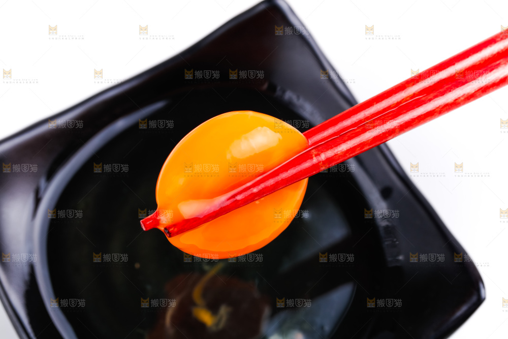 筷子夹着新鲜土鸡蛋