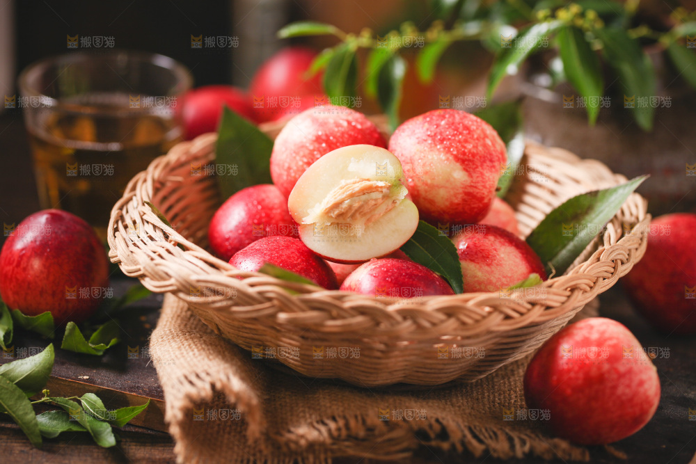 篮子里装着油桃