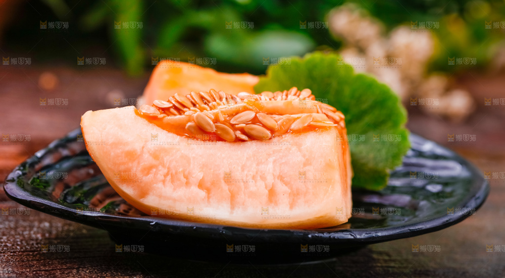 木底上放着一盘山东东方蜜瓜切块