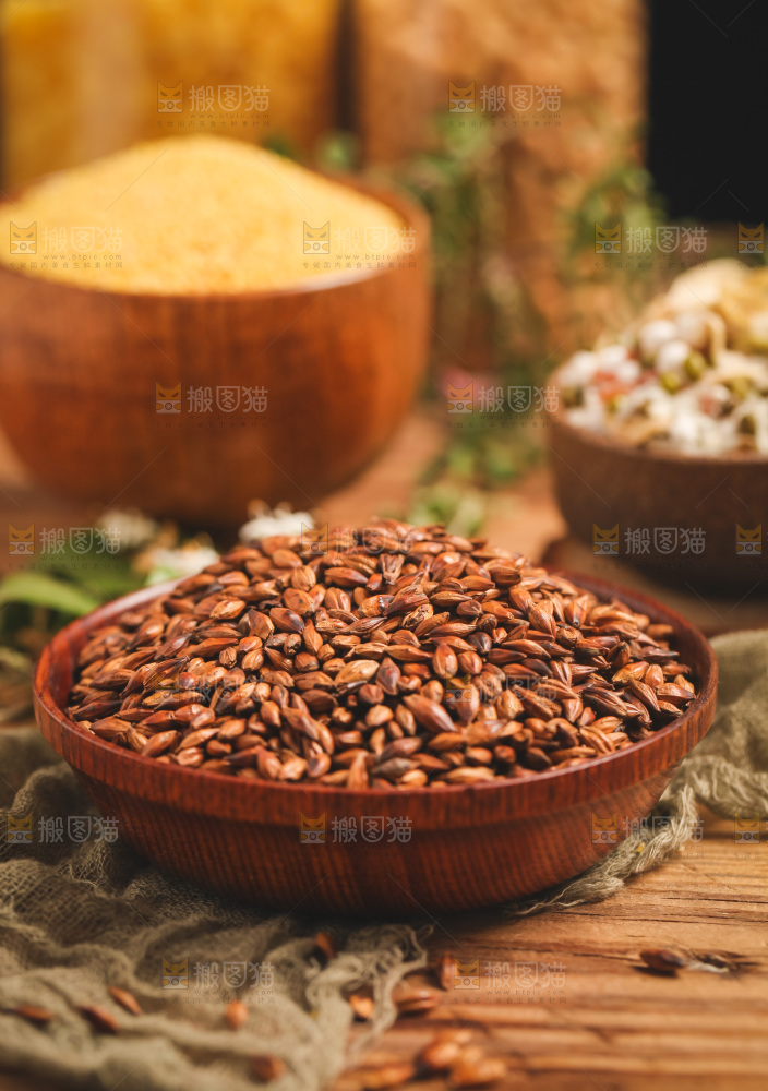 盘子装着大麦茶