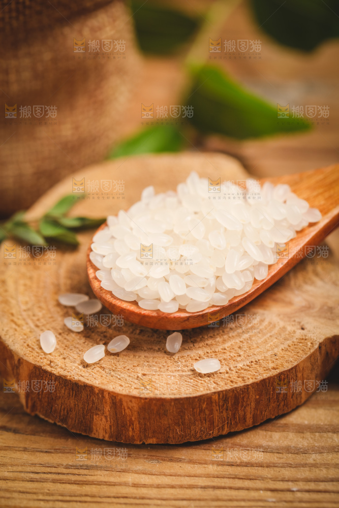 木板上放着一勺珍珠米